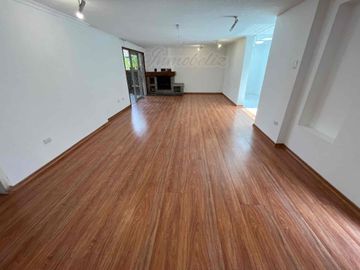 OPORTUNIDAD DE INVERSIÓN!! DEPARTAMENTO CON JARDÍN Y PARQUEADERO PARA 4 VEHÍCULOS