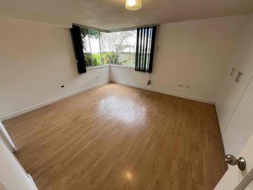 OPORTUNIDAD DE INVERSIÓN!! DEPARTAMENTO CON JARDÍN Y PARQUEADERO PARA 4 VEHÍCULOS