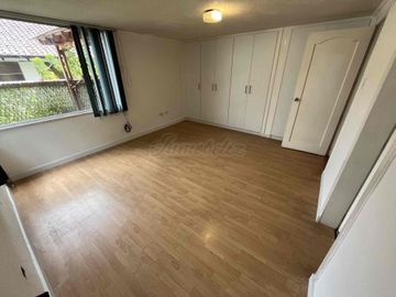 OPORTUNIDAD DE INVERSIÓN!! DEPARTAMENTO CON JARDÍN Y PARQUEADERO PARA 4 VEHÍCULOS