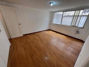 OPORTUNIDAD DE INVERSIÓN!! DEPARTAMENTO CON JARDÍN Y PARQUEADERO PARA 4 VEHÍCULOS