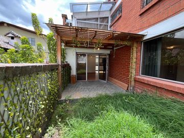 OPORTUNIDAD DE INVERSIÓN!! DEPARTAMENTO CON JARDÍN Y PARQUEADERO PARA 4 VEHÍCULOS