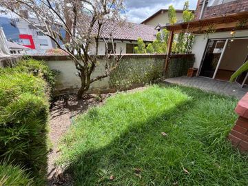 OPORTUNIDAD DE INVERSIÓN!! DEPARTAMENTO CON JARDÍN Y PARQUEADERO PARA 4 VEHÍCULOS