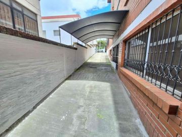 OPORTUNIDAD DE INVERSIÓN!! DEPARTAMENTO CON JARDÍN Y PARQUEADERO PARA 4 VEHÍCULOS