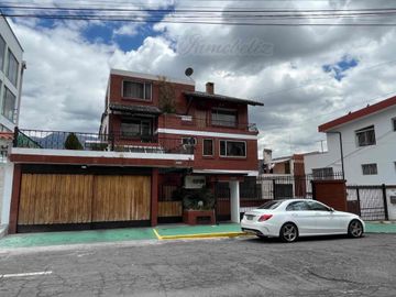 OPORTUNIDAD DE INVERSIÓN!! DEPARTAMENTO CON JARDÍN Y PARQUEADERO PARA 4 VEHÍCULOS