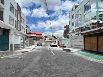 OPORTUNIDAD DE INVERSIÓN!! DEPARTAMENTO CON JARDÍN Y PARQUEADERO PARA 4 VEHÍCULOS