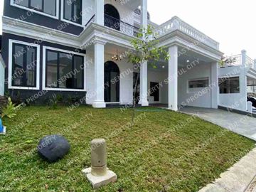Rumah baru minimalis modern kolam renang area depan Sentul city