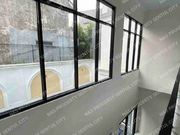 Rumah baru minimalis modern kolam renang area depan Sentul city