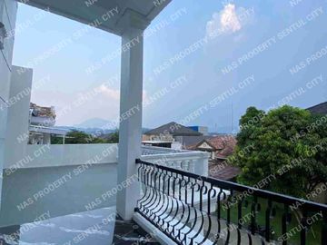 Rumah baru minimalis modern kolam renang area depan Sentul city