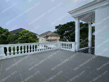 Rumah baru minimalis modern kolam renang area depan Sentul city