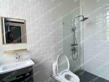 Rumah baru minimalis modern kolam renang area depan Sentul city