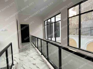 Rumah baru minimalis modern kolam renang area depan Sentul city