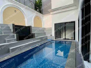 Rumah baru minimalis modern kolam renang area depan Sentul city