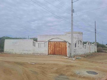 Salinas Frente a las Antenas de Tv Cable.