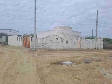 Salinas Frente a las Antenas de Tv Cable.