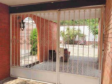 BONITA CASA AMUEBLADA O SIN MUEBLES, EN CONDOMINIO DE 8 CASAS CON ENORME JARDÍN, ALBERCA Y JACUZZI ZONA DORADA VIGILANCIA