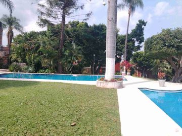 BONITA CASA AMUEBLADA O SIN MUEBLES, EN CONDOMINIO DE 8 CASAS CON ENORME JARDÍN, ALBERCA Y JACUZZI ZONA DORADA VIGILANCIA