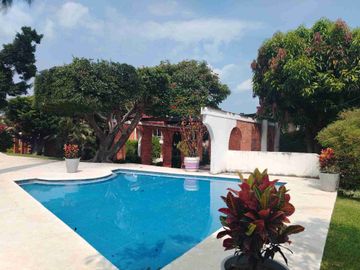 BONITA CASA AMUEBLADA O SIN MUEBLES, EN CONDOMINIO DE 8 CASAS CON ENORME JARDÍN, ALBERCA Y JACUZZI ZONA DORADA VIGILANCIA