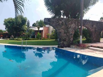 BONITA CASA AMUEBLADA O SIN MUEBLES, EN CONDOMINIO DE 8 CASAS CON ENORME JARDÍN, ALBERCA Y JACUZZI ZONA DORADA VIGILANCIA