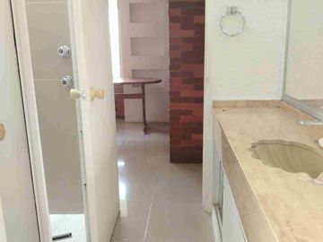 BONITA CASA AMUEBLADA O SIN MUEBLES, EN CONDOMINIO DE 8 CASAS CON ENORME JARDÍN, ALBERCA Y JACUZZI ZONA DORADA VIGILANCIA