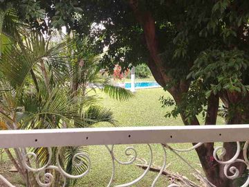 BONITA CASA AMUEBLADA O SIN MUEBLES, EN CONDOMINIO DE 8 CASAS CON ENORME JARDÍN, ALBERCA Y JACUZZI ZONA DORADA VIGILANCIA