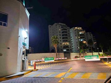RENTA DE CASA EN BALCONES DE JURIQUILLA, AMPLIA DE UN PISO