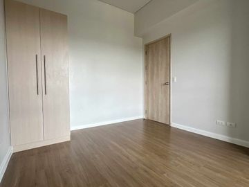 FOR SALE - Unfurnished Condo Unit with Balcony in Tower 2, Viento at Cerca, Las Piñas City