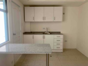 Amplia casa de 104 m2, Sector Mitad del Mundo, Dentro de Urbanización Privada