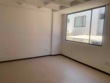 Amplia casa de 104 m2, Sector Mitad del Mundo, Dentro de Urbanización Privada