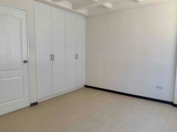 Amplia casa de 104 m2, Sector Mitad del Mundo, Dentro de Urbanización Privada