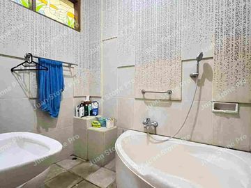 RUMAH HOOK KONDISI MASIH BAGUS,DEPAN TAMAN,SIAP HUNI