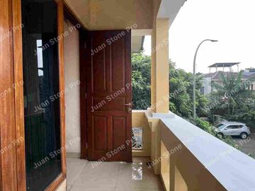 RUMAH HOOK KONDISI MASIH BAGUS,DEPAN TAMAN,SIAP HUNI