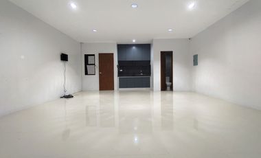 47.8 sqm Big studio bare unit in Barangay Carmona, Makati for rent