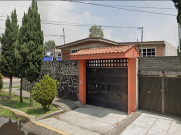 VENDO AMPLIA CASA
