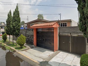 VENDO AMPLIA CASA