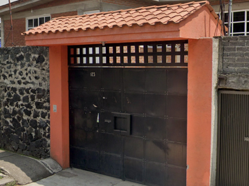 VENDO AMPLIA CASA