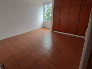 VENDO AMPLIA CASA