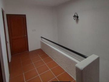 VENDO AMPLIA CASA