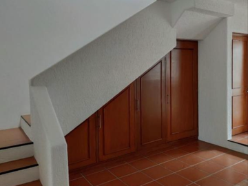 VENDO AMPLIA CASA