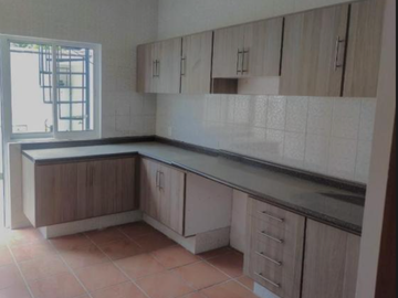VENDO AMPLIA CASA