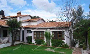 Bonita casa en Venta, a 3 cuadras del centro, ideal para un hotel boutique , o familias grandes, tiene 5 recamaras, 7 baños, sala Tx, estudio independiente con baño, 1/2 baño, sala comedor con chimenea, terraza, jardín muy grande(ideal para construir cabañas),, desayunador, cocina, cuarto lavado, cuarto servicio con baño, 5 lugares estacionamiento, cisterna y portón eléctrico.