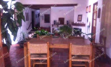 Bonita casa en Venta, a 3 cuadras del centro, ideal para un hotel boutique , o familias grandes, tiene 5 recamaras, 7 baños, sala Tx, estudio independiente con baño, 1/2 baño, sala comedor con chimenea, terraza, jardín muy grande(ideal para construir cabañas),, desayunador, cocina, cuarto lavado, cuarto servicio con baño, 5 lugares estacionamiento, cisterna y portón eléctrico.
