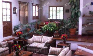 Bonita casa en Venta, a 3 cuadras del centro, ideal para un hotel boutique , o familias grandes, tiene 5 recamaras, 7 baños, sala Tx, estudio independiente con baño, 1/2 baño, sala comedor con chimenea, terraza, jardín muy grande(ideal para construir cabañas),, desayunador, cocina, cuarto lavado, cuarto servicio con baño, 5 lugares estacionamiento, cisterna y portón eléctrico.