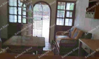 Bonita casa en Venta, a 3 cuadras del centro, ideal para un hotel boutique , o familias grandes, tiene 5 recamaras, 7 baños, sala Tx, estudio independiente con baño, 1/2 baño, sala comedor con chimenea, terraza, jardín muy grande(ideal para construir cabañas),, desayunador, cocina, cuarto lavado, cuarto servicio con baño, 5 lugares estacionamiento, cisterna y portón eléctrico.