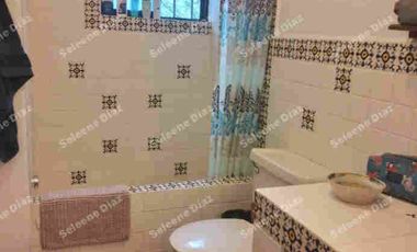 Bonita casa en Venta, a 3 cuadras del centro, ideal para un hotel boutique , o familias grandes, tiene 5 recamaras, 7 baños, sala Tx, estudio independiente con baño, 1/2 baño, sala comedor con chimenea, terraza, jardín muy grande(ideal para construir cabañas),, desayunador, cocina, cuarto lavado, cuarto servicio con baño, 5 lugares estacionamiento, cisterna y portón eléctrico.