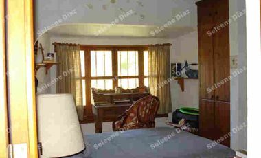 Bonita casa en Venta, a 3 cuadras del centro, ideal para un hotel boutique , o familias grandes, tiene 5 recamaras, 7 baños, sala Tx, estudio independiente con baño, 1/2 baño, sala comedor con chimenea, terraza, jardín muy grande(ideal para construir cabañas),, desayunador, cocina, cuarto lavado, cuarto servicio con baño, 5 lugares estacionamiento, cisterna y portón eléctrico.