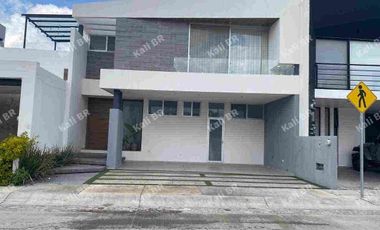 Casa en Loretta Dos en venta.