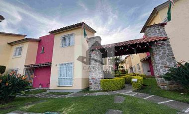 Casa en condominio con alberca y vigilancia