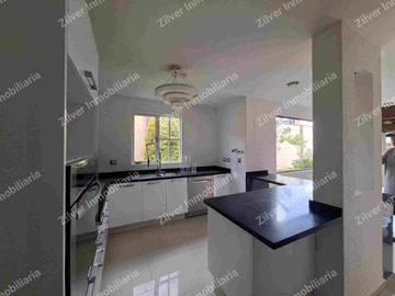 Casa en venta con jardín en la Querencia residencial