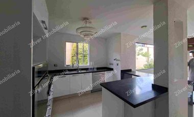 Casa en venta con jardín en la Querencia residencial