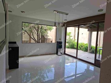 Casa en venta con jardín en la Querencia residencial